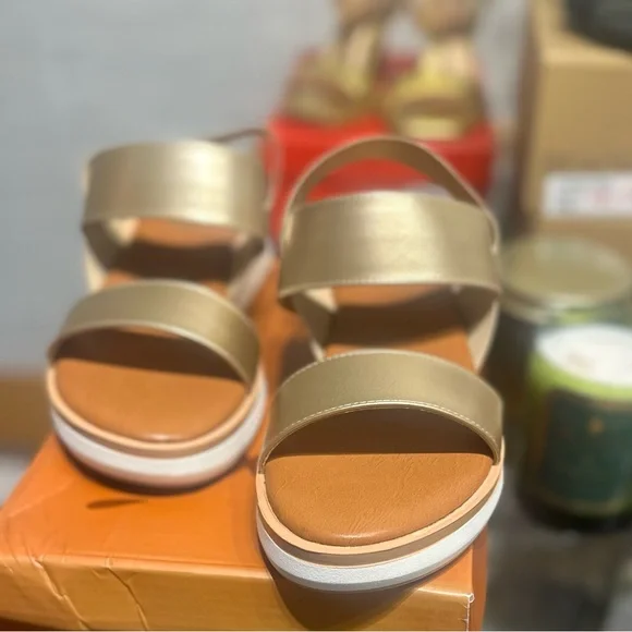 ✨ Exé “Amanda” Gold Banded Sandal ✨
Size 37 (U.S. 7) | New in Box - Picture 3 of 5